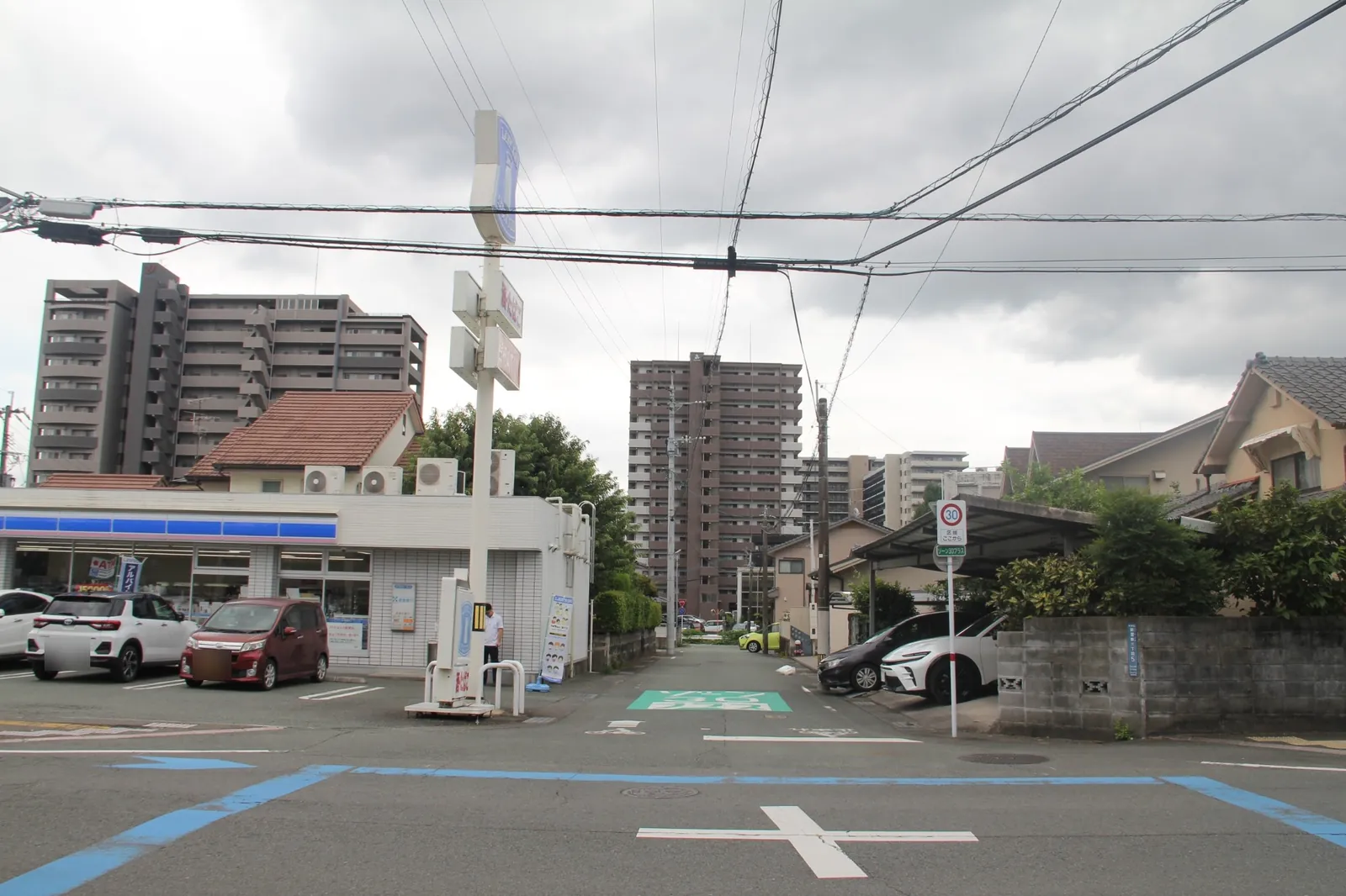 向かいのローソンの角を右へ