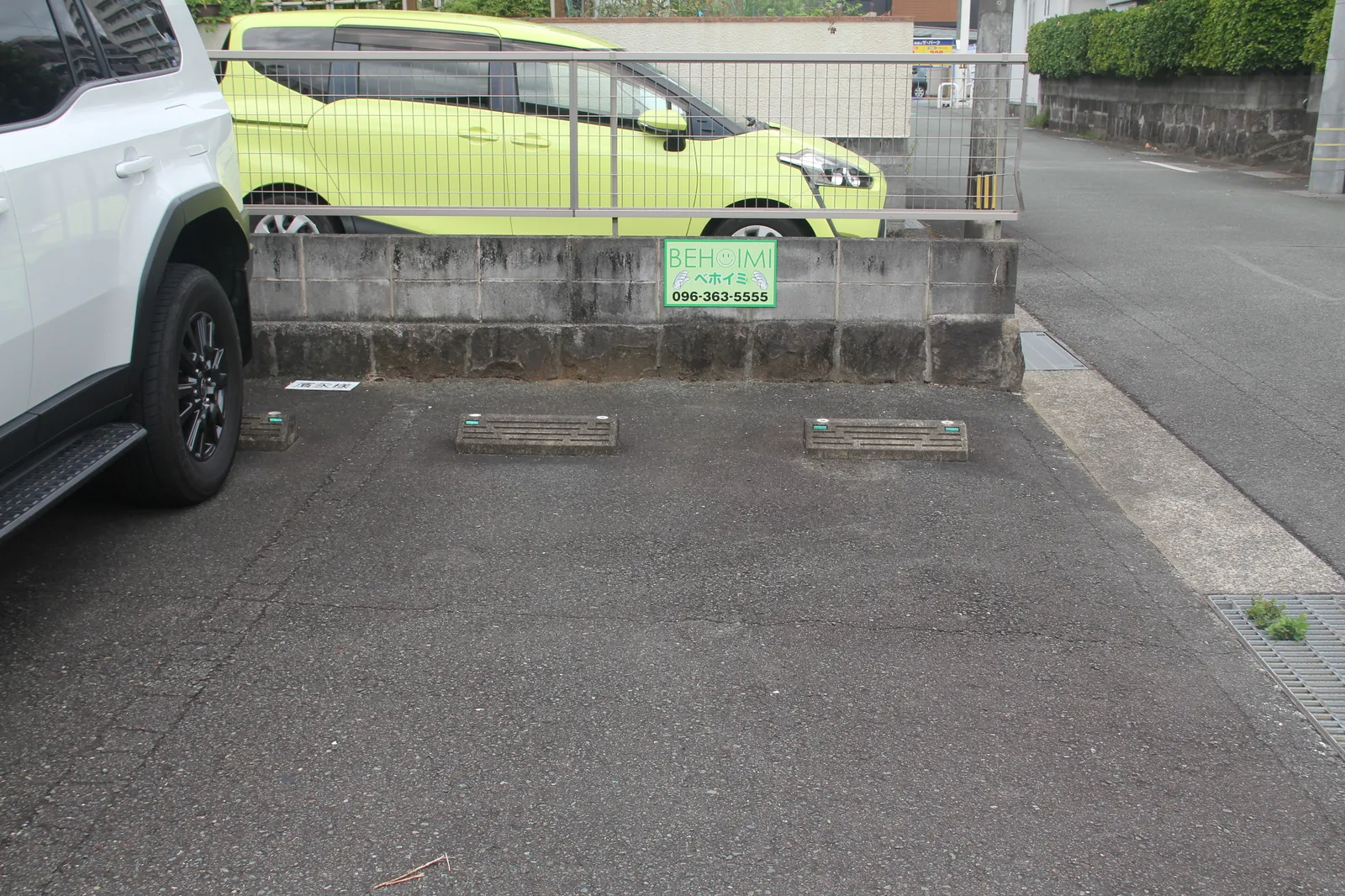 看板の下の駐車区画